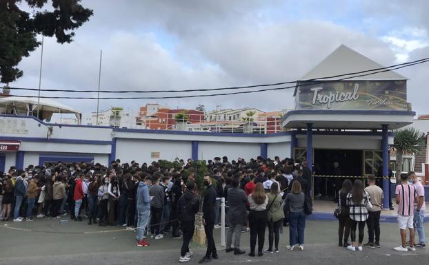 Decenas de jóvenes se agolpan en la puerta de la discoteca Tropical Palace sin respetar la distancia social