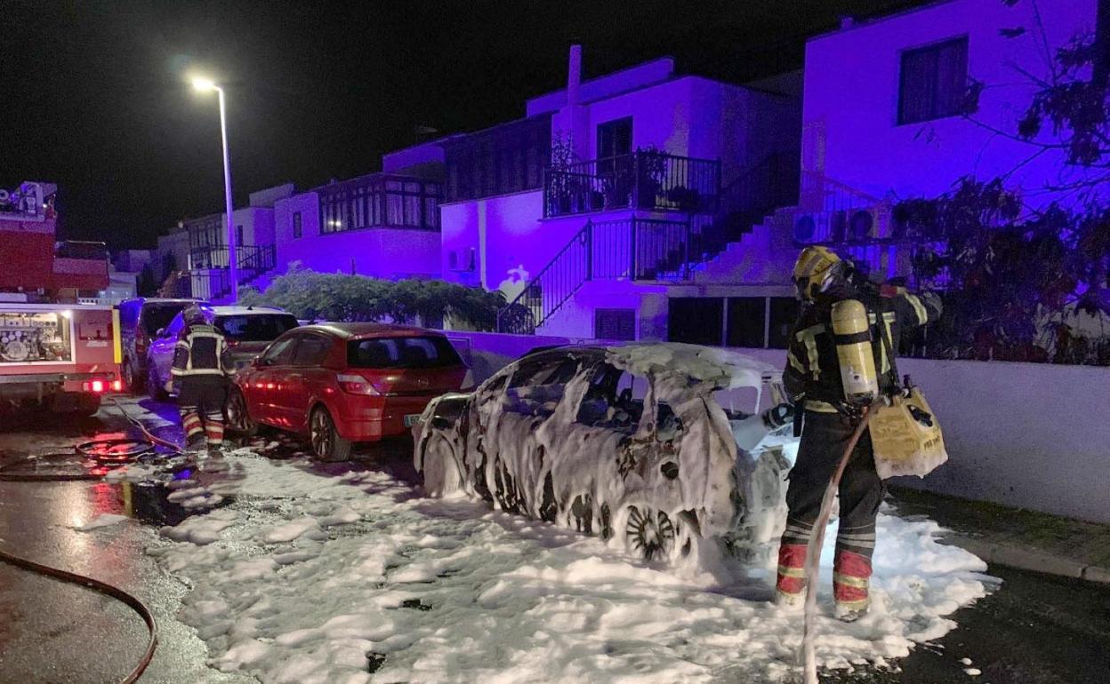 La quema de contenedores en Playa Honda afectó a vehículos. 