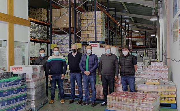 Momento de la entrega de alimentos al Banco