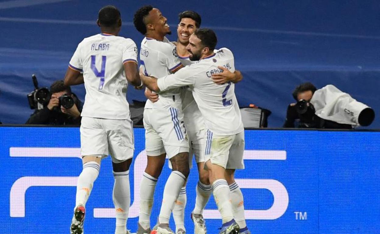 Los jugadores del Real Madrid celebran el gol de Asensio. 