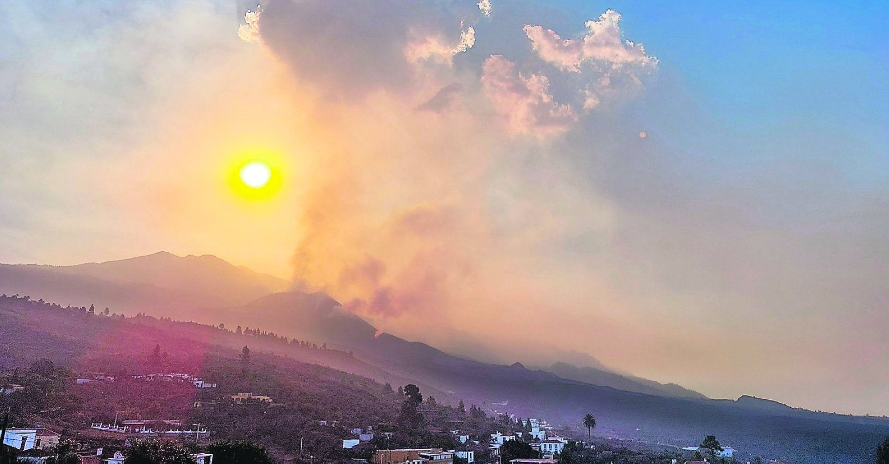 Imagen del volcán de Cumbre Vieja tomada ayer donde se aprecia la nube de gases y vapor de agua. 
