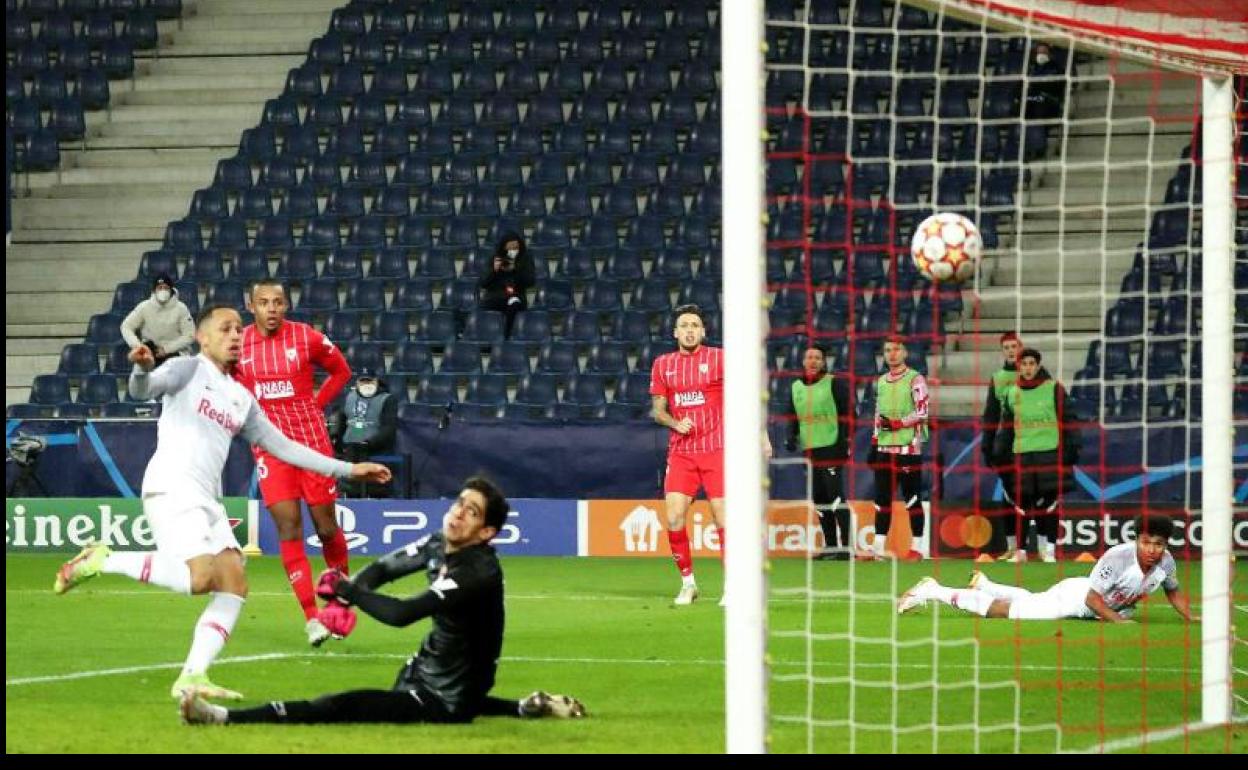 Okafor marca el gol que dio la victoria al Salzburgo. 