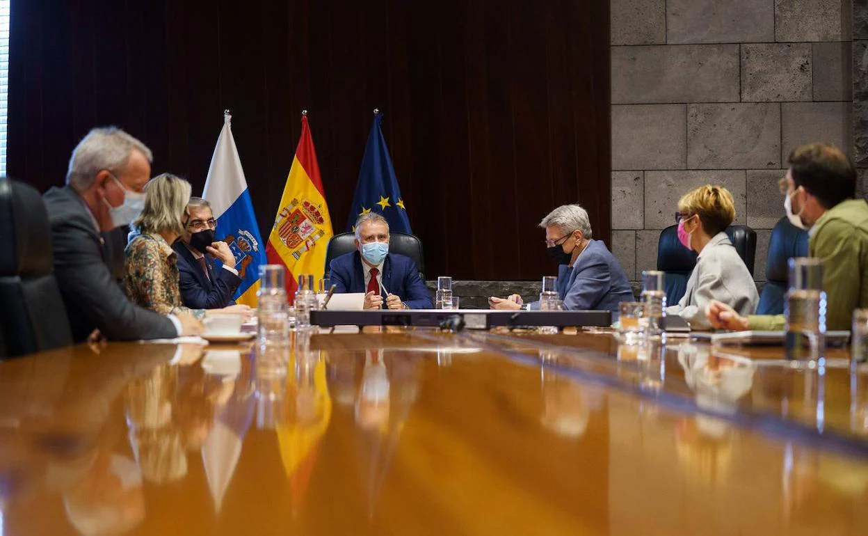 Imagen tomada ayer durante la reunión del Consejo de Gobierno. En el centro, el presidente canario, Ángel Víctor Torres. 