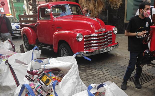 Imagen del Chevrolet y los regalos que trasladó. 