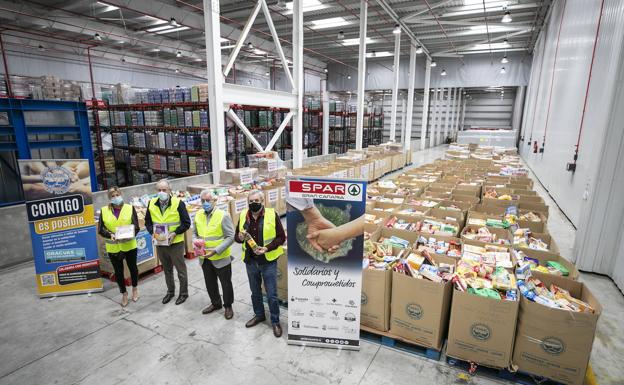 Entrega de la mercancía solidaria en la central logística de SPAR Gran Canaria