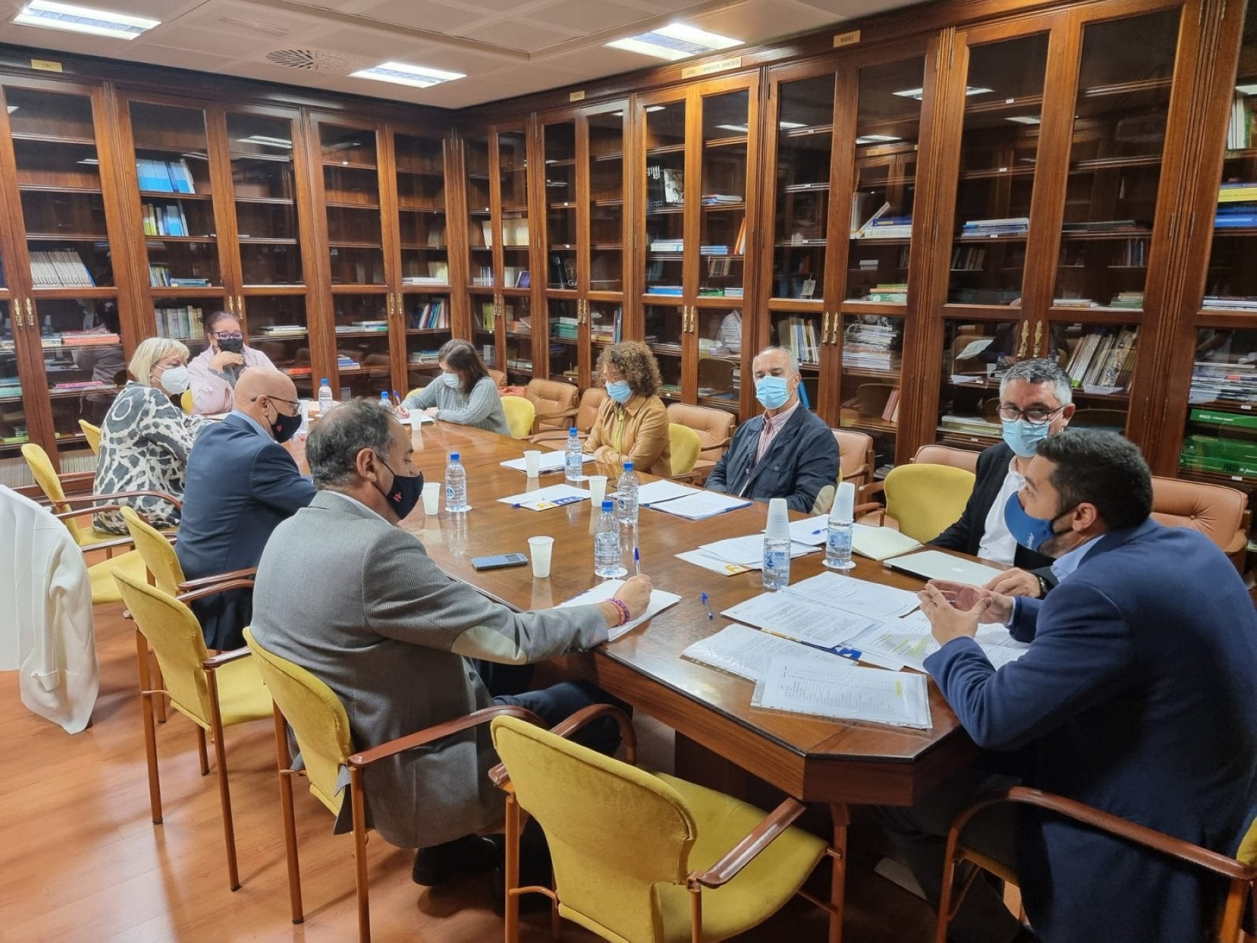 Reunión entre los responsables de centros de adultos, la consejera de Educación y la Diputación del Común. 