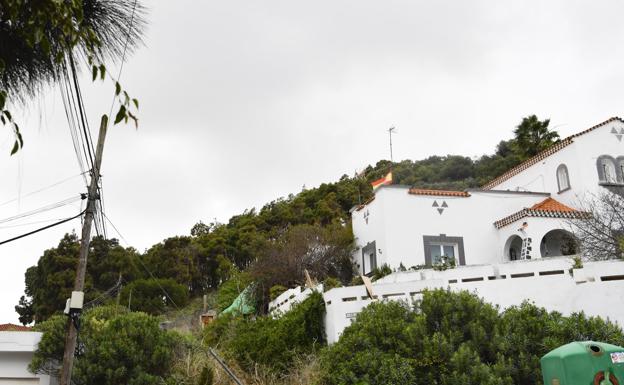 La finca adquirida es la zona arbolada detrás de las casas. / JUAN CARLOS ALONSO