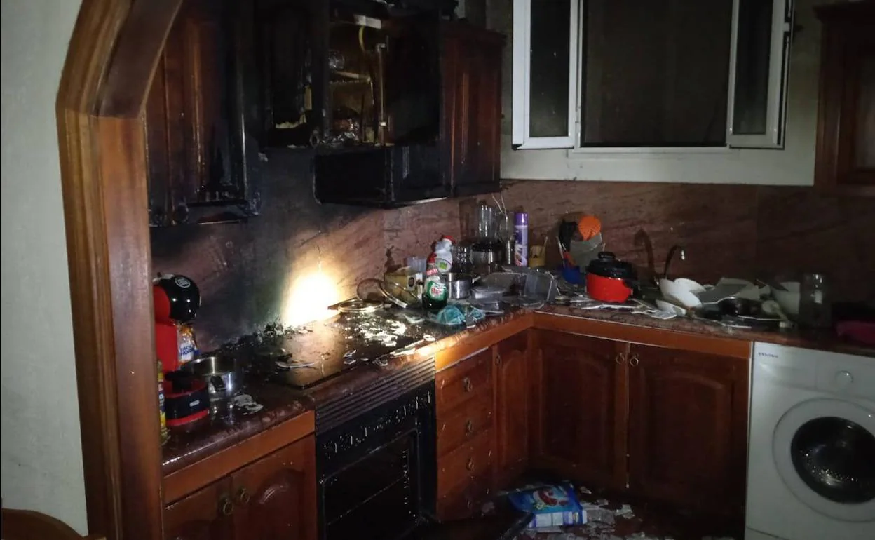 Un aparatoso incendio en Arenales obliga a la evacuación de un inquilino y su mascota