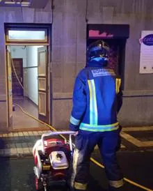 Imagen secundaria 2 - Un aparatoso incendio en Arenales obliga a la evacuación de un inquilino y su mascota