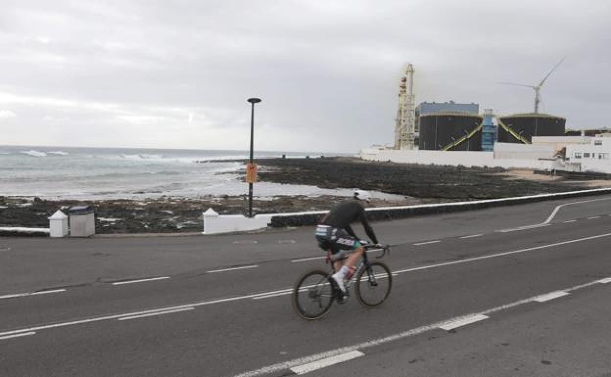 Vista de la central térmica de Punta Grande y del frente litoral escogido para el parque eólico marino. 