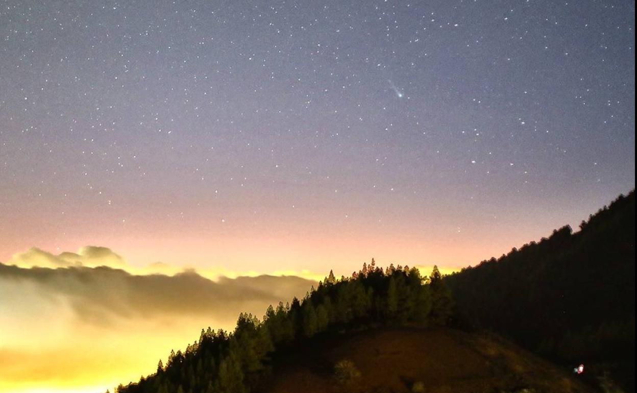 Imagen del cometa Leonard desde San Mateo. 