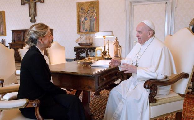 Imagen principal - Imágenes del encuentro entre el Papa y Yolanza Díaz.