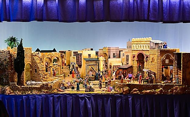 Imagen principal - Visita del alcalde y la concejala de Cultura a los belenes del Quegles y Mata. 