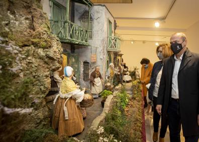 Imagen secundaria 1 - Visita del alcalde y la concejala de Cultura a los belenes del Quegles y Mata. 