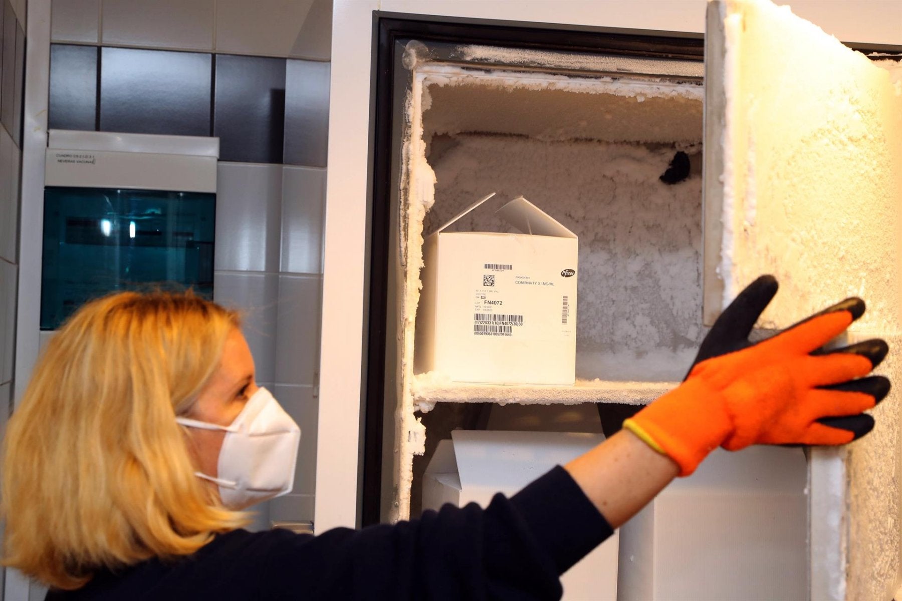 Una sanitaria del hospital Materino Infantil guarda los viales de la vacuna infantil contra la covid en un congelador. 