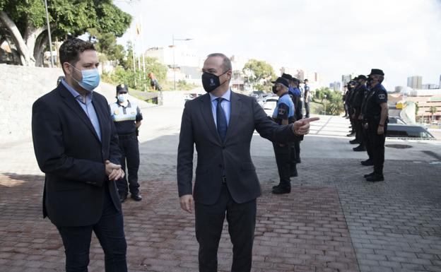 El concejal de Seguridad, Josué Íñiguez, y el alcalde de la ciudad, Augusto Hidalgo, este lunes en el Centro de Emergencias.