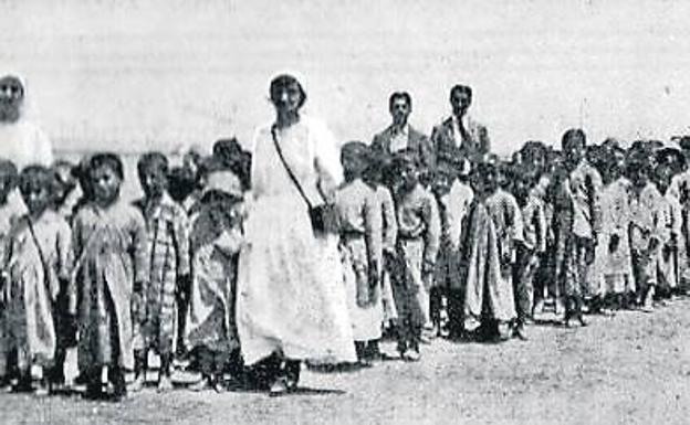 NIños armenios en una caravana.