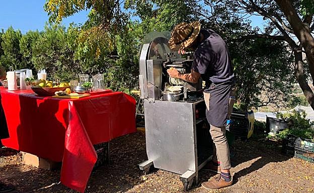 Óscar González dio a probar su guarapo a los asistentes. 