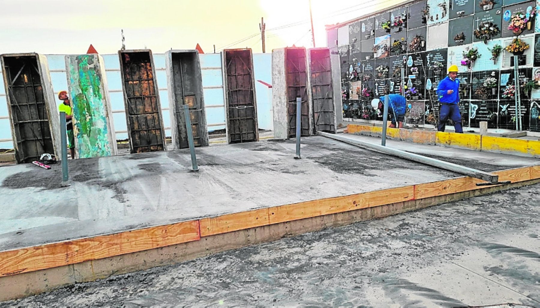 Operarios en las obras de ampliación del cementerio. 