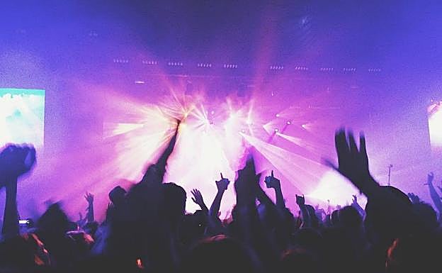 Sanidad hace un llamamiento para controlar un brote detectado en una discoteca de Adeje