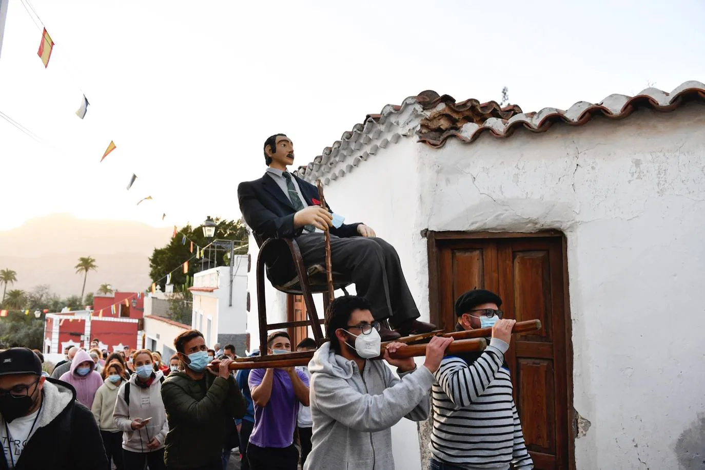 La gente llevó al haragán sobre unas andas por todo el pueblo. 