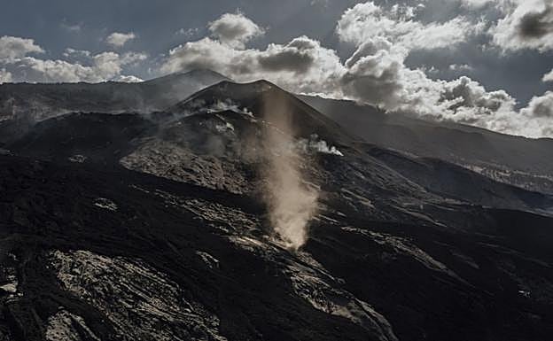 Imagen captada ayer de una tolvanera, una especie de remolino de polvo que se produce por el calor que desprende el volcán. 