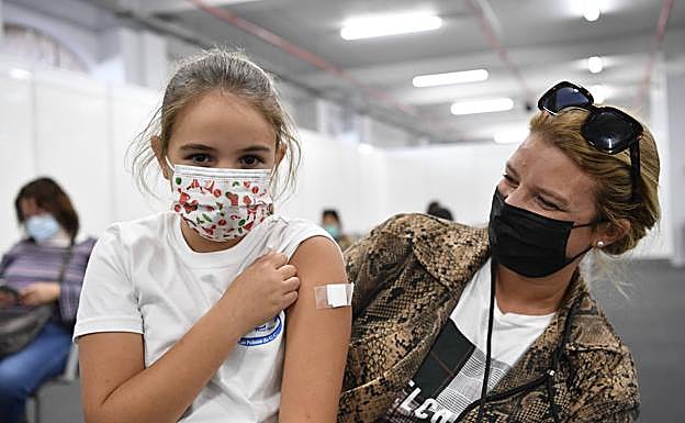 Laira con su madre; yanira Ponce, después de vacunarse ayer en Infecar. 