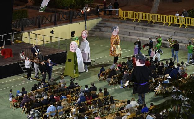 Imagen principal - Arriba, cancha del casco en la que se celebró el juicio teatral del haragán. Abajo, el momento de la quema y los papahuevos por el pueblo. 