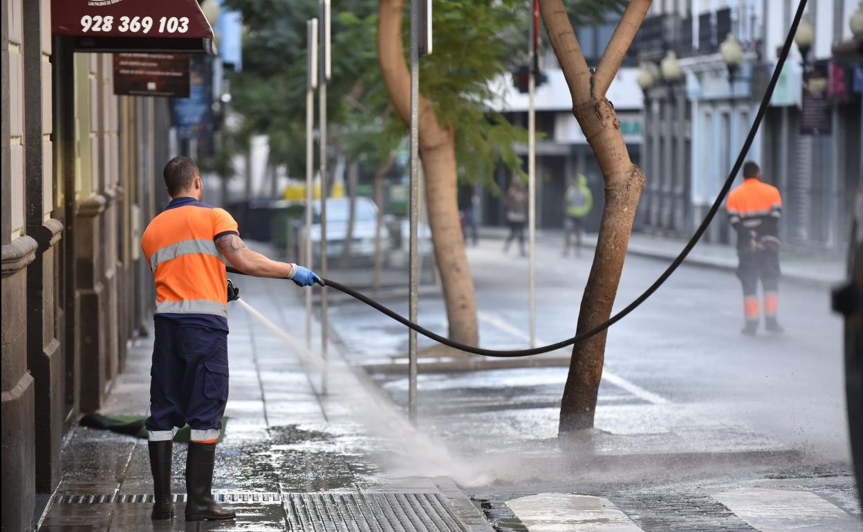 Imagen de archivo de operarios en labores de limpieza de una calle de la ciudad. 