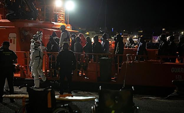 Más de 330 personas llegaron a última hora de la noche del jueves al archipiélago a bordo de seis paterass. 