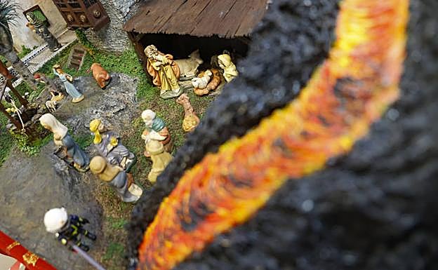 Imagen principal - El belén de la justicia tiene su propio volcán