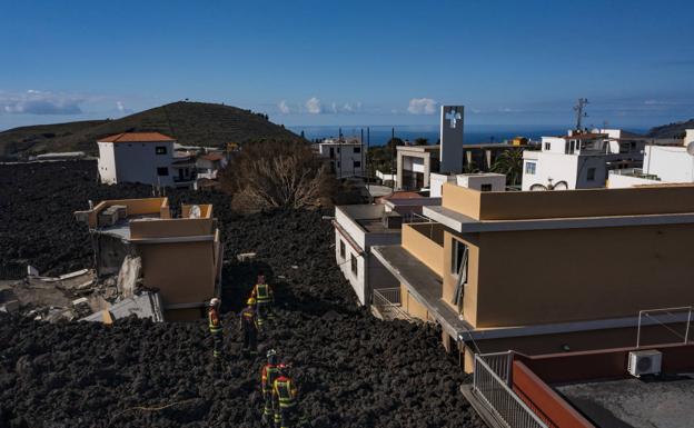 Bomberos del Consorcio de Málaga revisan la estabilidad de los edificios en La Laguna. 