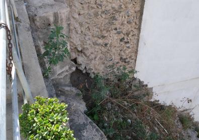 Imagen secundaria 1 - Los vecinos afectados denuncian filtraciones y malos olores. 