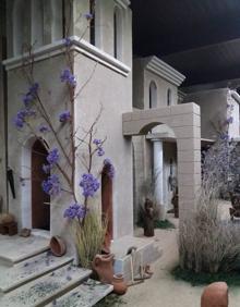 Imagen secundaria 2 - Arriba, escena en la que José Luis Tacoronte recrea un ganado con todo lujo de detalles en su belén municipal de Gáldar. Sobre estas líneas, nacimiento de la parroquia de San José Obrero, en el Cruce de Arinaga (Agüimes) y rincón del portal de José Luis Díaz, en Moya, confeccionado con figuras de barro. 