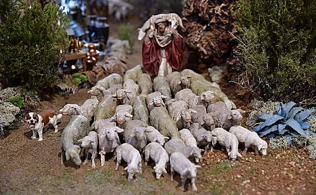 Imagen principal - Arriba, escena en la que José Luis Tacoronte recrea un ganado con todo lujo de detalles en su belén municipal de Gáldar. Sobre estas líneas, nacimiento de la parroquia de San José Obrero, en el Cruce de Arinaga (Agüimes) y rincón del portal de José Luis Díaz, en Moya, confeccionado con figuras de barro. 