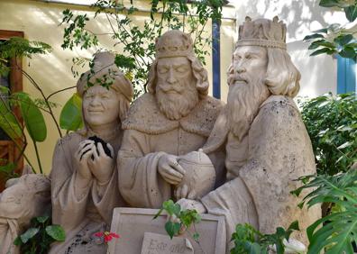 Imagen secundaria 1 - Tres propuestas, todas en Arucas, en el Museo Municipal. Arriba, acueducto en el nacimiento participativo de Arucas, hecho por los alumnos de un curso que promovió el Ayuntamiento y que impartió el maestro Jorge Guzmán. Debajo, los Reyes Magos del belén de arena de Óscar Rodríguez y homenaje a La Palma en el de la asociación de vecinos Tahara, hecho con figuras de goma eva. 