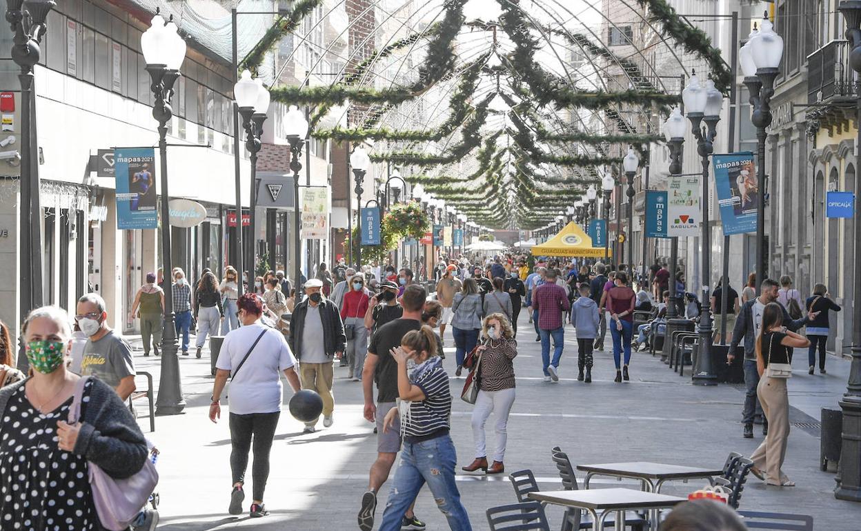 Imagen de gente en la calle Triana de la capital grancanaria. 