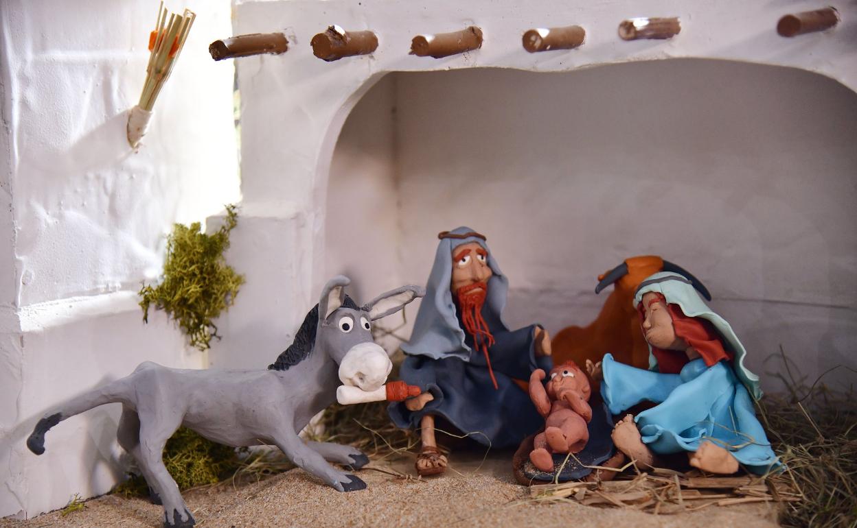 Divertido. No es un belén al uso. Las escenas y las figuras tienen una vis cómica, incluso en los rostros. 