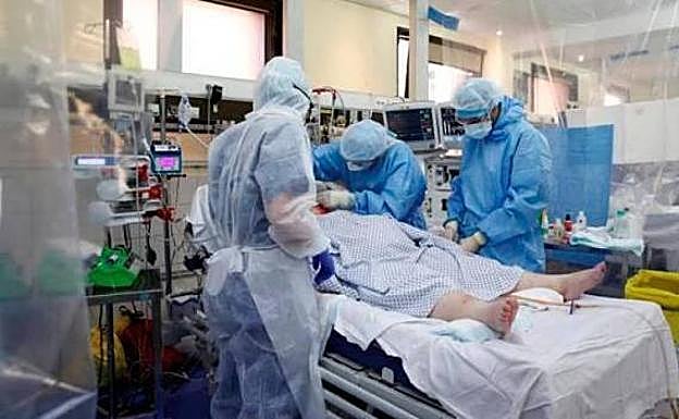 Personal sanitario atiende a un enfermo contagiado. 