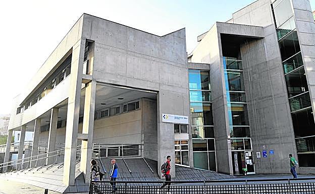 Imagen de archivo de la entrada del centro de salud de Triana. 