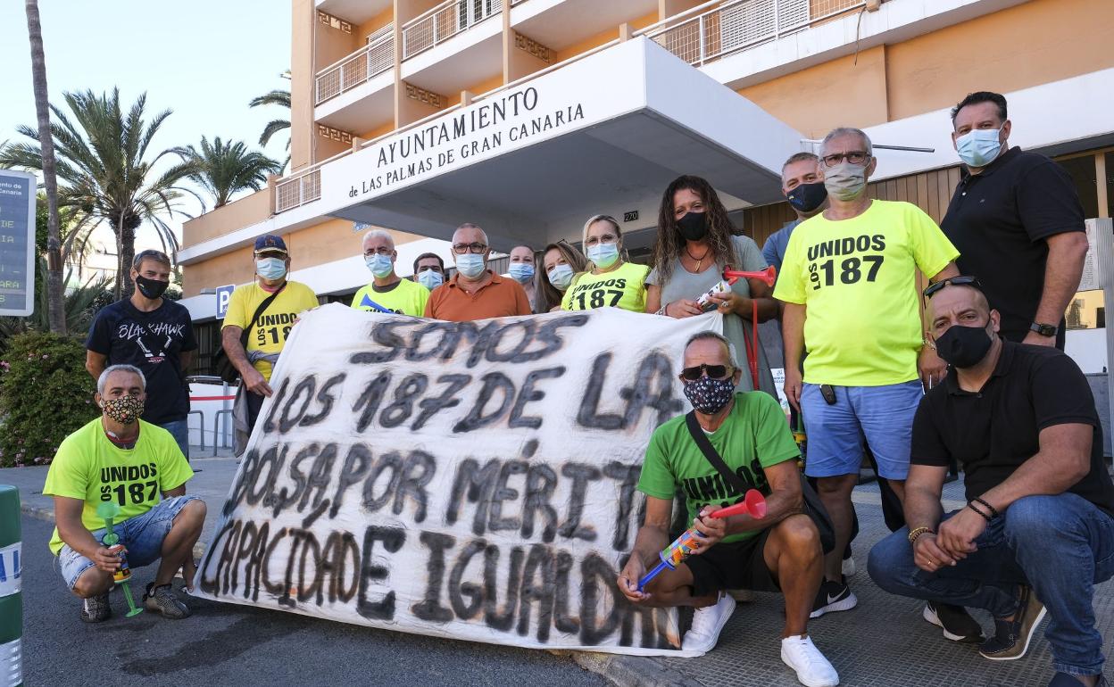 Imagen de archivo de una protesta de los 187 trabajadores de limpieza viaria que reclaman su incorporación. 