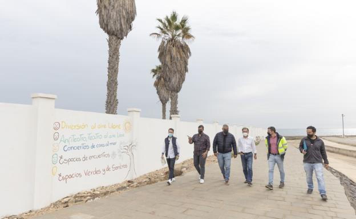 El alcalde Juan Jiménez y varios concejles, con representantes de Crispal Islas, rodean el muro de la antigua Disa. 