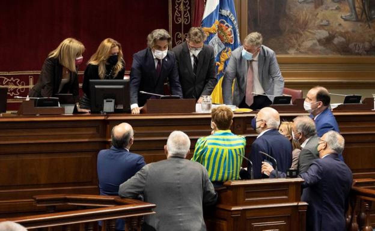 Imagen de la Mesa del Parlamento y los portavoces parlamentarios en el pleno de ayer. 