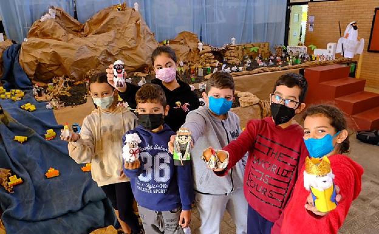 Los escolares, con las figuras en las manos. 