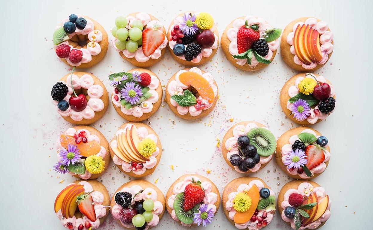 Surtido de galletas con flores comestibles y frutas. 