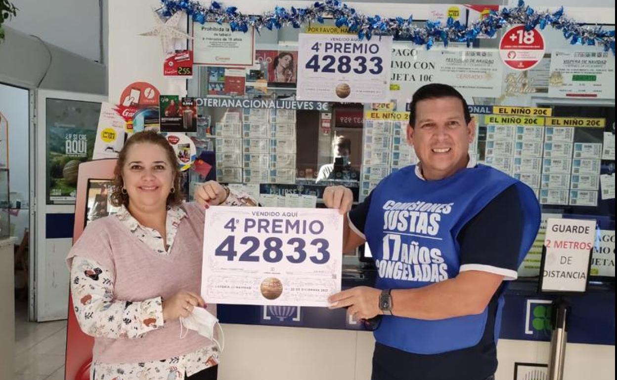 Romi y Ricardo, en el bazar mixto Trébol 77-1x2, situado en el mismo casco de Gáldar.