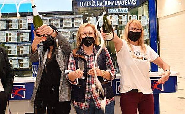 La vendedora del 'Gordo': «hemos repartido muchísimos décimos»