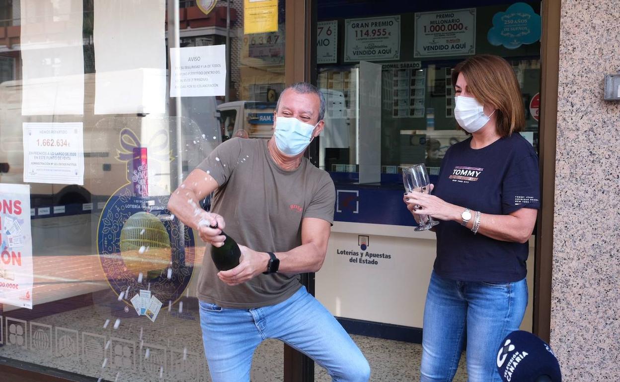 Mercedes Ramìrez y su marido festejan el quinto premio, en la administración número 22, Los dos patitos. 