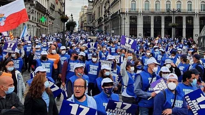 Los loteros protestan a las puertas de Teatro Real por unas «comisiones justas«