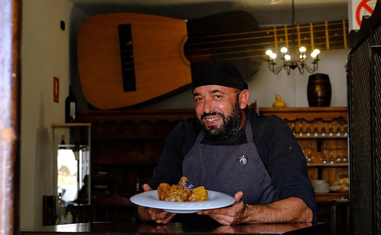 José Luis Brito, cocinilla del restaurante Valtarajal, con la cazuela de cabrito preparada en caldero. 